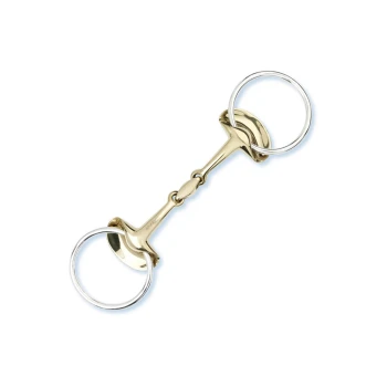 Ein glänzendes, goldfarbenes Pferdegebiss mit zwei runden Ringen an jedem Ende, vor einem weißen Hintergrund präsentiert.