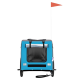 Blauer Haustierträger mit einer schwarzen Netzfront, einem oberen Griff und einer kleinen orangefarbenen Flagge, entworfen für den Transport von Haustieren.