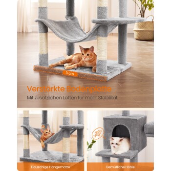Eine Hand passt ein weiches, graues Katzenbett auf einem mehrstöckigen Katzenbaum an, mit einer sich ausruhend weißen Katze und einer orangefarbenen Katze, die in der Nähe eines gemütlichen Verstecks spielt.