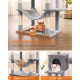 Eine Hand passt ein weiches, graues Katzenbett auf einem mehrstöckigen Katzenbaum an, mit einer sich ausruhend weißen Katze und einer orangefarbenen Katze, die in der Nähe eines gemütlichen Verstecks spielt.