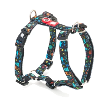 Verstellbares schwarzes Hundegeschirr mit buntem Doodle-Muster, Metall-D-Ringen, Kunststoffschnallen und rotem Anhänger mit weißem Pfoten-Symbol.