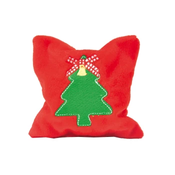 Coussin pour animaux en peluche rouge avec un design d'arbre de Noël vert, orné d'une cloche jaune et d'un ruban à carreaux rouges sur le dessus.