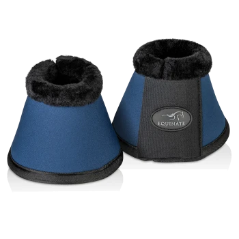 Blaue Pferdeboots mit schwarzem Kunstfellfutter und einem schwarzen Stoffpanel mit dem Logo "EQUINATE".