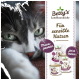 Nahaufnahme einer grauen Katze mit grünen Augen neben einer Futterauslage von Betty's Landhausküche mit "Für sensible Katzen" und "Mono-Protein."