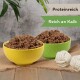 Zwei Schalen mit Haustierfutter, gelb und grün, mit Fleischmischung und weißen Seilspielzeugen. Text: "Proteinreich" und "Reich an Kalb."