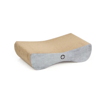 Kratzbaum für Katzen mit einem gebogenen Design, mit einer beigen strukturierten Oberfläche und einem grauen Sockel mit einem kleinen Blattlogo.