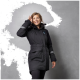 Eine Person trägt einen schwarzen Wintermantel mit Kapuze und reflektierenden Details und posiert vor einem grauen Hintergrund.
