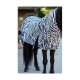 Ein schwarzes Pferd mit einer zebra-musterierten Decke steht auf einem Kopfsteinpflasterweg und zeigt sein glänzendes Fell und das lebendige Design.