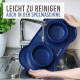Blaues Silikon-Haustierfütterungsmatte mit zwei Schalenvertiefungen, unter einem Wasserhahn abgespült; Text: "Einfach zu reinigen, auch spülmaschinenfest."