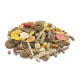 Eine bunte Mischung aus Haustierfutterpellets, getrockneten Früchten und Gemüse, mit grünen, orangefarbenen, gelben und roten Stücken auf einem weißen Hintergrund.