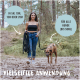Eine Person führt einen Hund im Wald, hält Leinen unterschiedlicher Längen, geeignet für Hunde bis zu 50kg, mit "VIELSEITIGE ANWENDUNG" angezeigt.