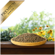 Eine Holzschüssel mit Tierfutter auf einer Holzoberfläche, umgeben von grünen Pflanzen und gelben Blumen, mit einem goldenen Banner "PREMIUM".