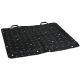 Une couverture pour animaux de compagnie noire avec un design matelassé et des empreintes de pattes et des os blancs, idéale pour le confort et la protection des animaux.
