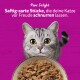 Grau getigerte Katze schaut über einen Napf mit Nassfutter vor magentafarbenem Hintergrund; sichtbarer Text 'Pure Delight' und deutscher Slogan.