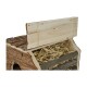 Holzhaustierhaus mit einem Baumstamm-Design, mit einem abnehmbaren Deckel und mit Stroh für die Bettwäsche gefüllt.