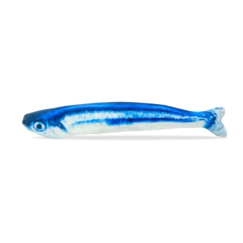 Ein plüschiges Spielzeugfisch mit einem blauen und weißen Design, das einer Sardine ähnelt, vor einem weißen Hintergrund präsentiert.