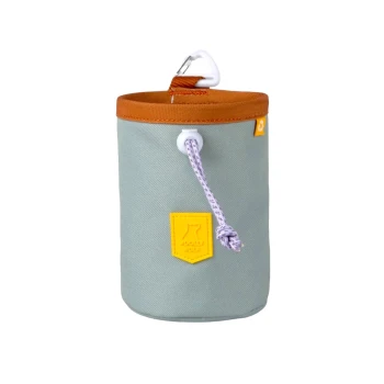 Eine hellgrüne Leckerlitasche für Haustiere mit einem braunen oberen Teil, mit einem gelben Logo-Patch und einem weißen Clip zur Befestigung.