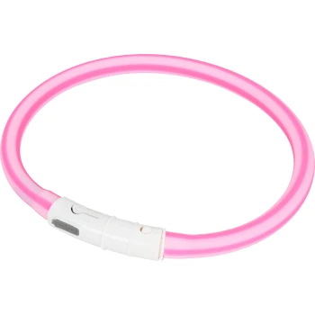 Ein pinkfarbener Haustierhalsband mit einem weißen Verschluss, mit einem Knopf zur Anpassung, vor einem weißen Hintergrund präsentiert.