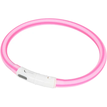 Un collier pour animaux de compagnie rose avec une attache blanche, présentant un bouton pour l'ajustement, affiché sur un fond blanc.