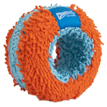 Oranger und blauer strukturierter Plüsch-Hundespielzeugring mit "Chuckit! Fetch Games"-Etikett vor weißem Hintergrund.