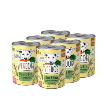 Sechs Dosen VegDog-Hundefutter, beschriftet mit "Erbsen & Hirse," mit einem Cartoonhund, der eine Karotte hält.
