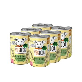 Sechs Dosen VegDog-Hundefutter, beschriftet mit "Erbsen & Hirse," mit einem Cartoonhund, der eine Karotte hält.