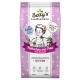 Betty's Landhausküche lila Kittenfutter-Tüte mit Herzchen, Illustration einer Frau, die eine Katze hält; sichtbarer Text 'Hühnchen mit Pute', 'Kitten 2–12 Monate', '300 g'.