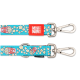 Blaue Haustierleine mit Popcorn-Eimer- und Popcorn-Muster, Metallclips und rotem Anhänger mit der Aufschrift „Max & Molly Urban Pets“.