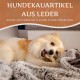 Hunde-Kauartikel aus Leder, sicher auch wenn sie in kleine Stücke zerbrechen, auf einer gemütlichen Decke mit einem Hund präsentiert.
