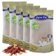 Fünf Tüten Lyra Pet natürliche Hundeleckerlis, mit einem Stapel Fleischstangen vorne, mit einem Premium-Qualitätssiegel und Tierbildern.