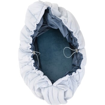 Przytulne, okrągłe legowisko dla zwierząt z miękkim, puszystym wnętrzem w ciemnoniebieskim kolorze i jasnoniebieskim, pikowanym zewnętrzem, z zebranym brzegiem.