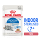Karma dla kotów Royal Canin Indoor Sterilised dla kotów powyżej 7 roku życia, z szarym kotem na opakowaniu, z napisem "Sos gravy."