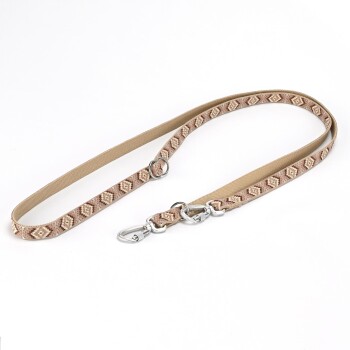 Eine stilvolle Haustierleine mit einem gemusterten Stoff in erdigen Tönen, ausgestattet mit einem stabilen Metallclip und Ringen zur Befestigung.