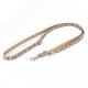 Eine stilvolle Haustierleine mit einem gemusterten Stoff in erdigen Tönen, ausgestattet mit einem stabilen Metallclip und Ringen zur Befestigung.