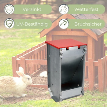 Verzinkter Kaninchen-Futterspender mit rotem Deckel neben dem Stall; Kaninchen in der Nähe; Beschriftung: 'Verzinkt/Wetterfest/UV-Beständig/Bruchsicher'.