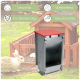 Verzinkter Kaninchen-Futterspender mit rotem Deckel neben dem Stall; Kaninchen in der Nähe; Beschriftung: 'Verzinkt/Wetterfest/UV-Beständig/Bruchsicher'.