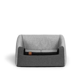 Ein modernes Haustiersofa mit einem grauen Stoffdesign, einer schwarzen Basis und einem braunen Lederakzent, ideal für kleine Hunde oder Katzen.