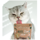 Eine silberne Katze leckt sich die Lippen, während sie einen Beutel "CAT'S LOVE 100% Bio Adult" Katzenfutter hält, mit einer Entenillustration und Text auf Deutsch.