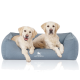 Zwei Golden Retriever Welpen sitzen zusammen auf einem weichen, blauen Hundebett, mit dem Logo 'KNUFFELWUFFF', das vorne sichtbar ist.