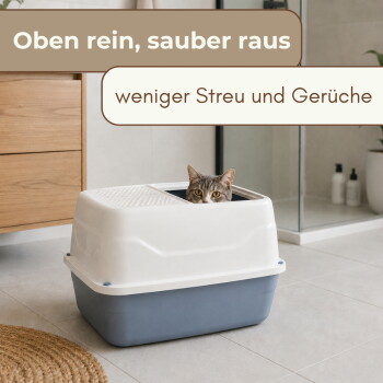 Katze spitzt aus überdachter Katzentoilette im Badezimmer; Text: 'Oben rein, sauber raus' und 'weniger Streu und Gerüche'.