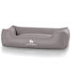 Graues Hundebett mit erhöhten Rändern und einem weichen Kissen, mit dem Logo "KNUFFELWUFF" deutlich auf der Vorderseite angezeigt.