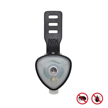 Schwarzer und durchsichtiger dreieckiger Floh- und Zeckenschutzclip für Haustiere mit verstellbarem Riemen und ohne Floh- oder Zeckensymbole.