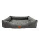 Grau gestreiftes Haustierbett mit erhöhten Rändern und einem weichen Innenraum, mit einem kleinen Lederetikett auf der Vorderseite.