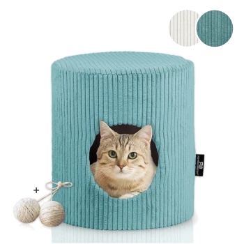Eine weiche, türkisfarbene Katzenhöhle mit einem runden Eingang, mit einer Katze, die herausblickt. Enthält zwei verspielte Wollknäuel, die mit einem Faden verbunden sind.