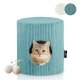Eine weiche, türkisfarbene Katzenhöhle mit einem runden Eingang, mit einer Katze, die herausblickt. Enthält zwei verspielte Wollknäuel, die mit einem Faden verbunden sind.