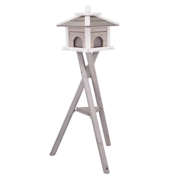 Ein hölzernes Vogelhaus mit einem geneigten Dach und zwei gewölbten Eingängen, montiert auf einem hohen, dreibeinigen Ständer.