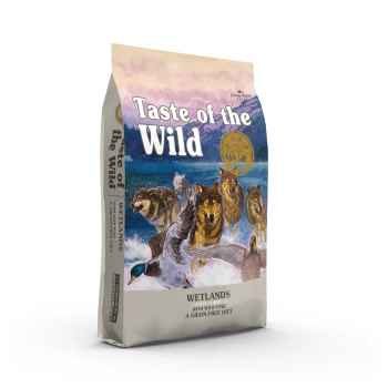 Tüte mit 'Taste of the Wild' Hundefutter, die eine Wildnis-Szene mit Wölfen und Enten zeigt, beschriftet mit 'Wetlands Canine Formula, Grain-Free Diet.'