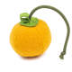 Ein leuchtend orangefarbenes Filzhaustierspielzeug in Form eines Kürbisses, mit einem grünen Blatt und einem grünen Band für einfaches Handling.