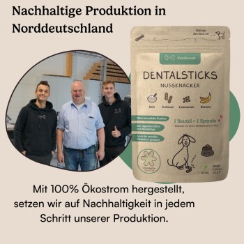 Verpackung für Zahnsticks mit der Aufschrift 'Nussknacker', die Zutaten wie Reis, Erdnüsse, Leinsamen und Banane enthält und Nachhaltigkeit fördert.