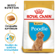 Sac de nourriture pour chien Royal Canin Puppy Poodle avec un chiot caniche duveteux, avec un texte mettant en avant la nutrition de la race et le soutien immunitaire.